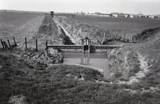 B1353 Het gebied rond de Bernisse voor de ontwikkeling tot recreatiegebied. Gemaal bij Simonshaven en afwateringsgeul ...