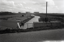 B1392 Het gebied rond de Bernisse voor de ontwikkeling tot recreatiegebied. De duiker in de Toldijk. Op de achtergrond ...