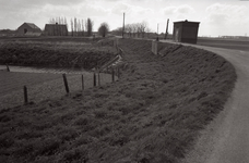 B1393 Het gebied rond de Bernisse voor de ontwikkeling tot recreatiegebied. Gemaal en duiker bij de Toldijk; 20 april 1976