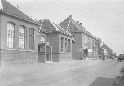 B1324 Gemeentehuis en Lagere school; ca. 1955