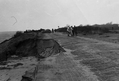 C1023 Schade aan de Boulevard en weggeslagen duinen; 1953