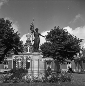 C1054 Het standbeeld van De Nymph voor het Asiel voor Oude en Gebrekkige Zeelieden; 23 augustus 1960