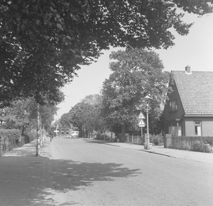 C1327 Kijkje op de Burgemeester Letteweg met aan het einde de Brielseweg; 23 mei 1961