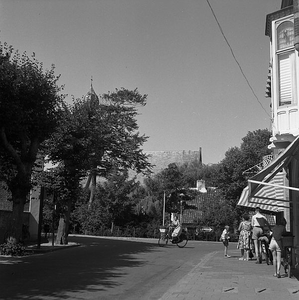 C1343 Kijkje vanaf de Burgemeester Letteweg op kerkplein en hervormde kerk; 3 juli 1958