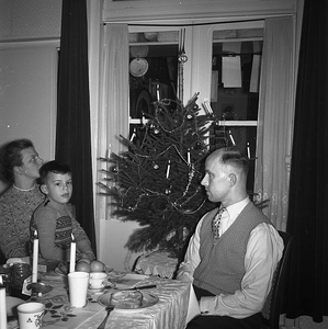 C1418 Kerstversiering bij de familie Van der Linden; 1 januari 1959