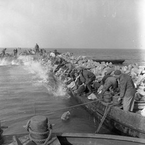 C1606 Stenen afzinken ten behoeve aanleg van de Haringvlietdam; 20 oktober 1956