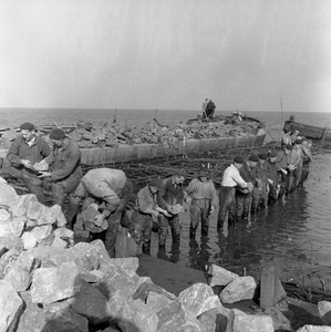 C1607 Stenen afzinken ten behoeve aanleg van de Haringvlietdam; 20 oktober 1956