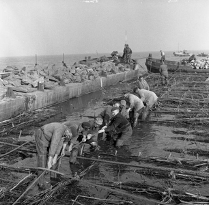 C1610 Aanleg matten voor de Haringvlietdam; 20 oktober 1956