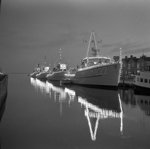 C1626 Verlichte marineschepen in de Haven van Hellevoetsluis; ca. 1962