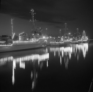 C1628 Verlichte marineschepen in de Haven van Hellevoetsluis; ca. 1962