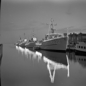 C1645 Verlichte marineschepen in de Haven van Hellevoetsluis; ca. 1958