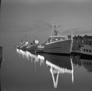 C1647 Verlichte marineschepen in de Haven van Hellevoetsluis; ca. 1958