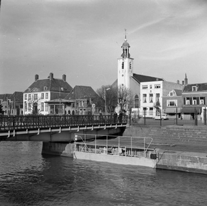 C1652 Zicht op het Landshuis, de haven en de kerk ; ca. 1958