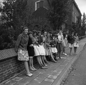 C1699 Kinderen voor de kerk van (?); Augustus 1960