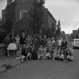 C1700 Kinderen voor de kerk van (?); Augustus 1960