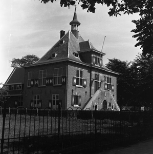 C1726 Het oude raadhuis van Oostvoorne; 28 juni 1961