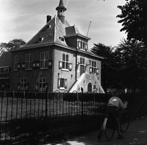 C1730 Het oude raadhuis van Oostvoorne; 28 juni 1961