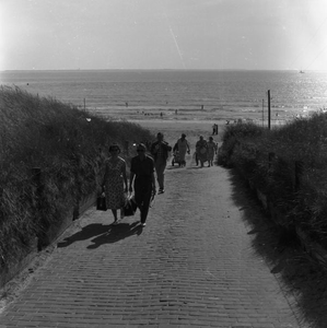 C1732 De toegang tot het strand; 28 juni 1961