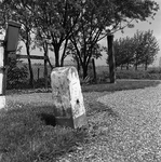 C1953 Grenspaal aan de Ruigendijk, met kilometerpaal van de tertaire weg 94-95; mei 1997