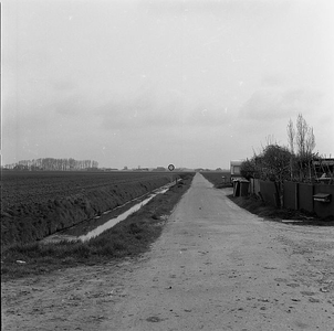 C1976 Lange Putseweg, gezien vanaf de Toldijk, gedeeltelijk verdwenen door de Ruilverkaveling; April 1995