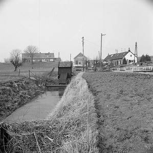 C2050 Vijzelgemaaltje met loopbrug in de Polder Oude en Nieuwe Uitslag van Putten; maart 1986