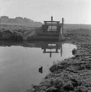 C2095 Sluis in de polder Simonshaven en Biert; november 1989