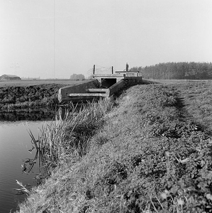 C2096 Sluis in de polder Simonshaven en Biert; november 1989