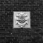 C2179 Gedenksteen met het wapen van Nieuwenhoorn in het gemeentehuis van Nieuwenhoorn; Mei 1987