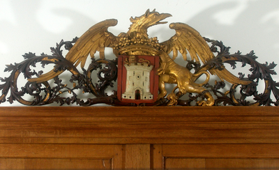 F0004 Loketkast van de Generale Dijkage van Voorne, 18e eeuw, detail houtsnijwerk; 2003