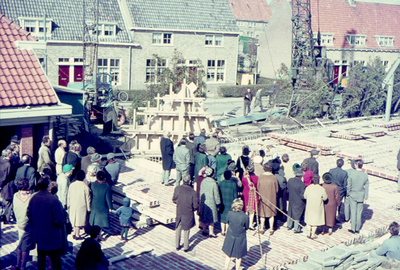 F0186 Het bereiken van het hoogste punt van de nieuwbouw van de gereformeerde kerk ; Maart 1969
