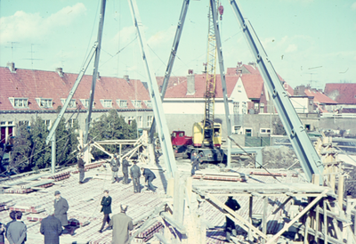 F0189 Het bereiken van het hoogste punt van de nieuwbouw van de gereformeerde kerk ; Maart 1969