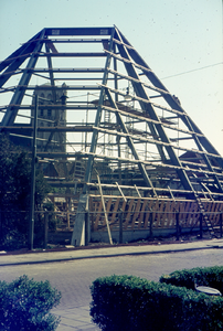F0194 De nieuwbouw van de gereformeerde kerk; April 1969