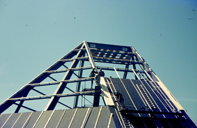 F0197 De nieuwbouw van de gereformeerde kerk; April 1969