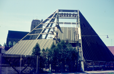 F0198 De nieuwbouw van de gereformeerde kerk; April 1969