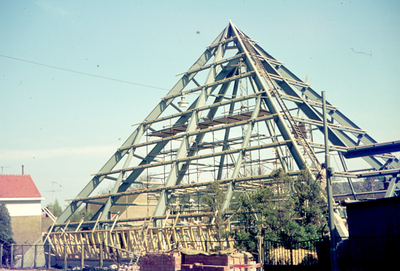 F0202 De nieuwbouw van de gereformeerde kerk; April 1969