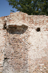 F0363 De muur van de voormalige kapel van het Gasthuis; 19 juli 2007