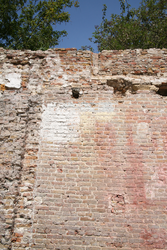 F0367 De muur van de voormalige kapel van het Gasthuis; 19 juli 2007