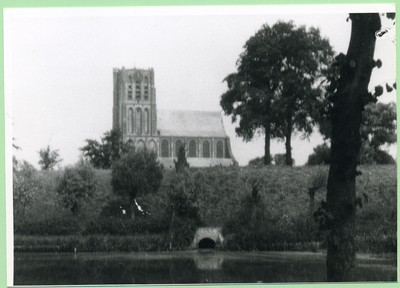 F1150 Gezicht op de wallen rond Brielle, met een heultje en de Catharijnekerk; ca. 1935