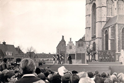 F1215 Het toneelstuk van 1 april wordt aan de voet van de Catharijnekerk opgevoerd; 1 april 1972