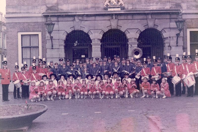 F1233 Het muziekkorps Libertatis met de majorettes voor de Hoofdwacht; ca. 1982