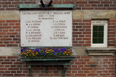 NL-PmWA-150226_16 Purmerend, Kaasmarkt 20. Gedenksteen ter nagedachtenis aan het verzet in Nederland. Het monument, ...