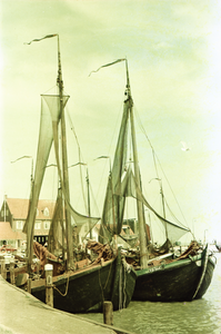 NL-PmWA-CRH_195400002 Zeilboten in de haven van Volendam. VD 202 is een zeilbotter die gebouwd is in 1908.