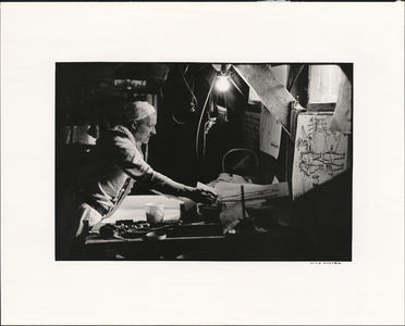 NL-PmWA-FO_AH0000010 Kunstenaar Anton Heyboer aan het werk in zijn atelier in Den Ilp, gefotografeerd door Nico Koster, ...