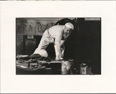 NL-PmWA-FO_AH0000011 Kunstenaar Anton Heyboer aan het werk in zijn atelier in Den Ilp, gefotografeerd door Nico Koster, ...