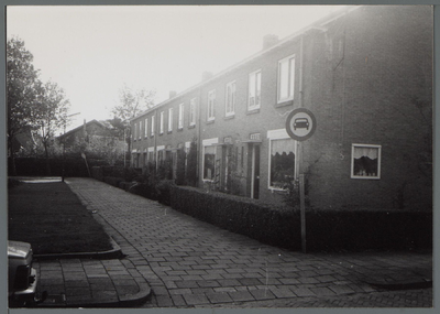 WAT001000045 Zuidoostbeemster, Van der Hoekstraat. Woonwijk met rijtjeshuizen