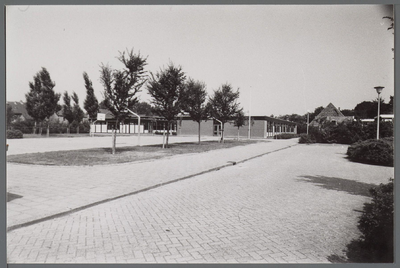 WAT001000047 Middenbeemster, Klaashogetoornlaan 1 . U.L.O. school met gymnastieklokaal, daterend uit 1976.