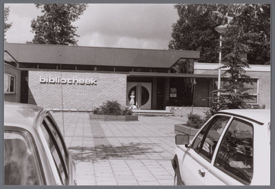 WAT001006506 Wormer kreeg in 1981 een nieuwe openbare bibliotheek in de Kemphaanstraat. Hiervoor werd het oude pand van ...
