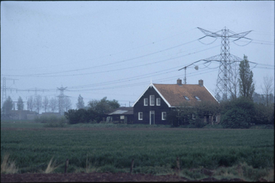 687 Windmolen bij een boerderij langs de spoorlijn in Zuid-Beveland (vermoedelijk bij Kruiningen)