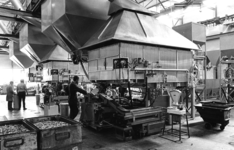 1002-175 Vitrite te Middelburg: De eerste glaspersen in de nieuwe fabriek op Vitrite 2 (Arnestein). Contacten in bakken ...