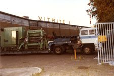 1002-181 Vitrite te Middelburg: Transport van productiemachines van Vitrite 1 naar Vitrite 2. De auto met oplegger ...